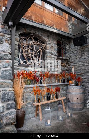 Steinnische in Zermatt Chalet mit Geweihen, Laternen und Laub Stockfoto