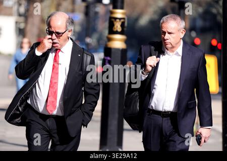 Brentford Chief Executive Officer Jon Varney (links) und Chairman Cliff Crown vor einer Hauptversammlung der Premier League in London. Bilddatum: Donnerstag, 19. März 2026. Stockfoto