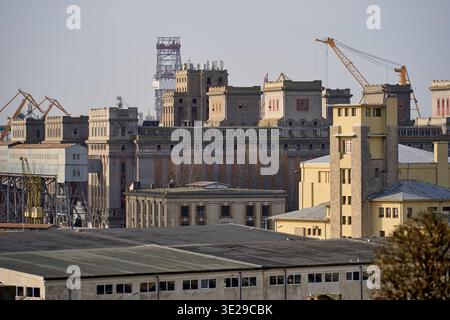 Der Hafen von Constanta, Rumänien Constanta, Rumänien. 18. März 2026: Anghel Saligny Grain Silos im Hafen von Constanta, ein historisches Industriezeichen und ein Meisterwerk der Stahlbetontechnik aus dem frühen 20. Jahrhundert, in Constanta, der größten rumänischen Stadt am Schwarzen Meer. Constanta Rumänien Copyright: XLucianxAlecux Stockfoto
