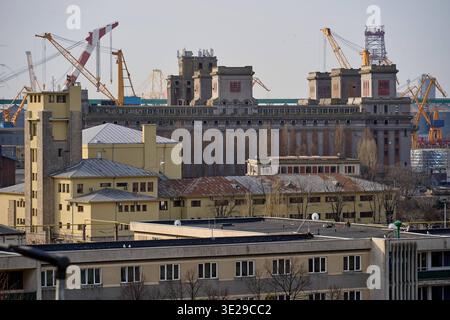Der Hafen von Constanta, Rumänien Constanta, Rumänien. 18. März 2026: Anghel Saligny Grain Silos im Hafen von Constanta, ein historisches Industriezeichen und ein Meisterwerk der Stahlbetontechnik aus dem frühen 20. Jahrhundert, in Constanta, der größten rumänischen Stadt am Schwarzen Meer. Constanta Rumänien Copyright: XLucianxAlecux Stockfoto