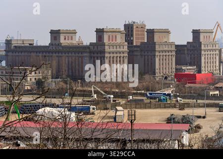 Der Hafen von Constanta, Rumänien Constanta, Rumänien. 18. März 2026: Anghel Saligny Grain Silos im Hafen von Constanta, ein historisches Industriezeichen und ein Meisterwerk der Stahlbetontechnik aus dem frühen 20. Jahrhundert, in Constanta, der größten rumänischen Stadt am Schwarzen Meer. Constanta Rumänien Copyright: XLucianxAlecux Stockfoto