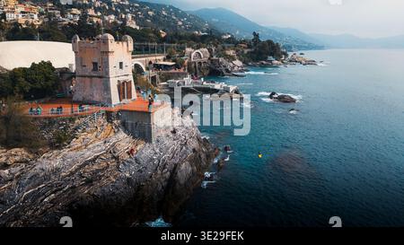 Blick auf die Küste von Nervi in der Nähe von Genua an der italienischen Riviera, Ligurien, Italien. Stockfoto
