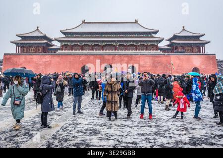 Peking, China - 12. Februar 2019: Touristen vor dem Wumen - Meridiantor in der Verbotenen Stadt Peking Stockfoto