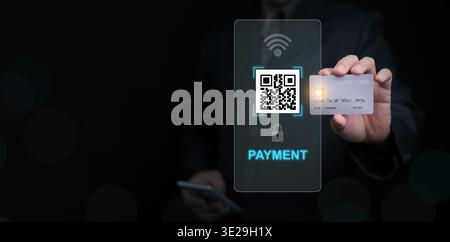 Online-Zahlungskonzept mit QR-Code-Scanning und Kreditkarte in der Hand, sichere digitale Transaktion, kontaktlose Bezahltechnologie, Fintech-Innovation, Elektro Stockfoto