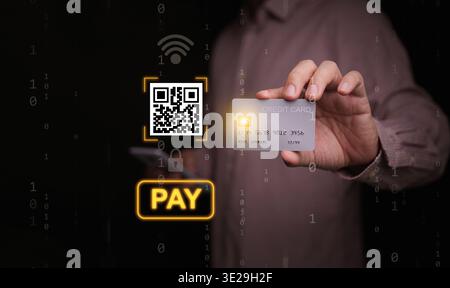 Online-Zahlungskonzept. Ein Geschäftsmann, der eine Kreditkarte mit QR-Code und Zahltaste hält. FinTech, E-Commerce, digitale Einkaufstechnologie, an Stockfoto
