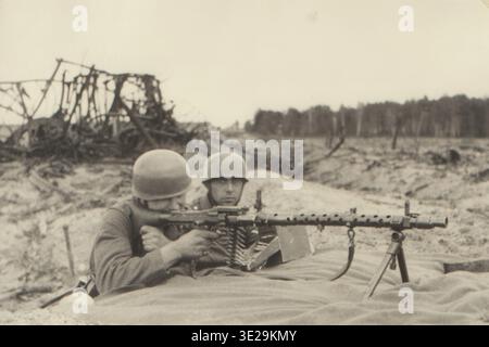 DEUTSCHE LUFTWAFFE, zwei deutsche Fallschirmjäger mit MG 34, 1939, aus dem Fotoalbum eines deutschen Fallschirmjägers, EIGENSCHAFTSFREIGABE | EDITORIAL-USE-ONLY Stockfoto