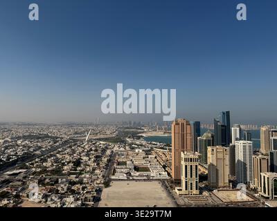 Panoramablick auf die Skyline von Doha mit modernen Wolkenkratzern und urbanem Stadtbild in Katar Stockfoto