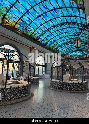 Innenraum der traditionellen Fischmarktpassage mit Glasdach in Doha, Katar Stockfoto