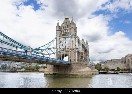 Berühmte Tower Bridge über die Themse. London, UK, 24. Juni 2023 Stockfoto