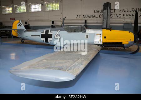 Messerschmitt Bf 109 ist eine E-3/E-4-Variante in Hangar 4: Battle of Britain | Imperial war Museums. Crash landete deutsche Kampfflugzeuge aus dem 2. Weltkrieg 1940/Duxford. Cambridgeshire. UK. (140) Stockfoto