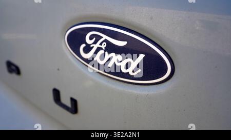 LYON, FRANKREICH - 19. MÄRZ 2026: Klassisches blaues Ford-Logo-Emblem auf einer silbernen Karosserie Stockfoto