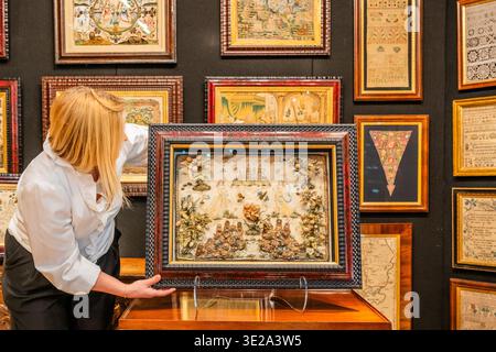London, Großbritannien. März 2026. Eine Frau in einer reichen Landschaft mit Blumen, Früchten, Insekten und einer Grotte aus überdrehten Seidenfäden, Perlen und Edelsteinen, ca. 1650-1675, £ 55.000 am Whitney Antiques Stand - CADA Art Antiques Fair Chelsea im Chelsea Old Town Hall. Sie läuft vom 19. Bis 22. März. Guy Bell/Alamy Live News Stockfoto