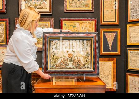 London, Großbritannien. März 2026. Eine Frau in einer reichen Landschaft mit Blumen, Früchten, Insekten und einer Grotte aus überdrehten Seidenfäden, Perlen und Edelsteinen, ca. 1650-1675, £ 55.000 am Whitney Antiques Stand - CADA Art Antiques Fair Chelsea im Chelsea Old Town Hall. Sie läuft vom 19. Bis 22. März. Guy Bell/Alamy Live News Stockfoto