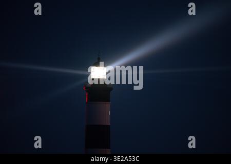Nachtansicht auf den Chassiron Leuchtturm auf Oleron Island: Lichtstrahlen, Lichtstrahlen, weißes Blitzlicht Stockfoto