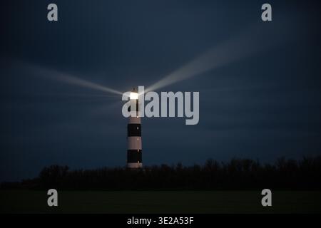 Nachtansicht auf den Chassiron Leuchtturm auf Oleron Island: Lichtstrahlen, Lichtstrahlen, weißes Blitzlicht Stockfoto