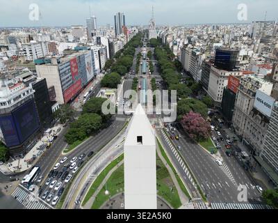 Argentinien, Buenos Aires: Aus der Vogelperspektive auf die Gebäude im Stadtzentrum und den Obelisco (Obelisk) von der Plaza de la Republica, an der Kreuzung von A Stockfoto