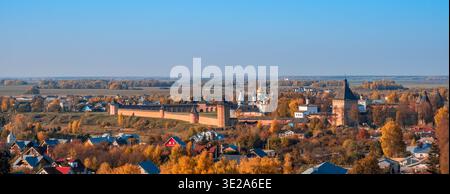 Herbstblick auf die Stadt Suzdal vom Glockenturm Stockfoto