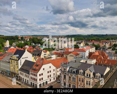 Stadtbild von Döbeln in Sachsen: Panoramablick vom Rathausturm über historische Dächer, Wohnhäuser und die sächsische Landschaft Stockfoto