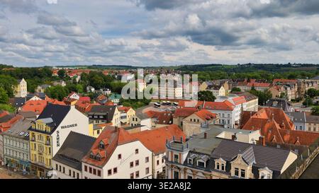 Stadtbild von Döbeln in Sachsen: Panoramablick vom Rathausturm über historische Dächer, Wohnhäuser und die sächsische Landschaft Stockfoto
