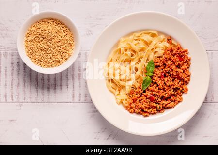 Vegane Bolognese Pasta mit Hackfleisch auf Pflanzenbasis, Blick von oben. Stockfoto