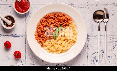 Vegane Bolognese Pasta mit Hackfleisch auf Pflanzenbasis, Blick von oben. Stockfoto