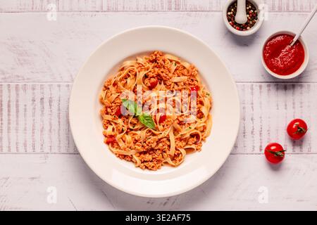 Vegane Bolognese Pasta mit Hackfleisch auf Pflanzenbasis, Blick von oben. Stockfoto