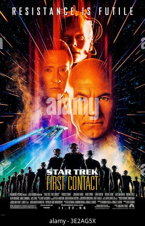 Star Trek First Contact (1996) von Jonathan Frakes mit Patrick Stewart, Jonathan Frakes und Brent Spiner. Die Borg reisen zurück ins Jahr 2063, um den ersten Kontakt mit Vulkaniern zu verhindern, indem sie die Erde von der Enterprise-E assimilieren Picard und die Crew folgen, um die Zukunft der Menschheit zu schützen. Sie stellen sicher, dass Zefram Cochranes Warpflug erfolgreich ist. Foto eines Original-Posters aus dem Jahr 1996 (USA), das NUR FÜR REDAKTIONELLE ZWECKE VERWENDET WIRD. Quelle: BFA / Paramount Pictures Stockfoto