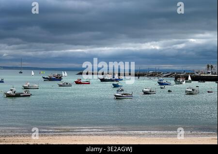Vertäute Fischerboote und Yachten im türkisfarbenen Wasser im Hafen von Dun Laoghaire, Dublin, Irland Stockfoto