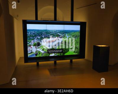 Interaktive Mediastation auf Schloss Colditz, Sachsen – Großbildleinwand, die in der modernen Ausstellung einen Blick auf die Burganlage aus der Luft zeigt Stockfoto