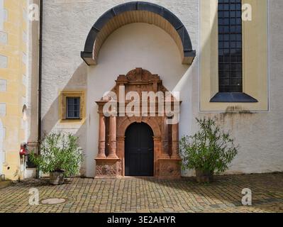 Schloss Colditz: Prächtiges Renaissanceportal aus rotem Rochlitzer Porphyr im Innenhof der historischen sächsischen Wohnburg Stockfoto