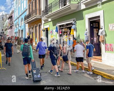 San Juan, Puerto Rico - 16. Januar 2026: Menschen in einer der belebten Straßen der Geschäfte in der Altstadt von San Juan Stockfoto