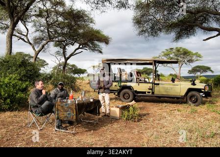Bush-Frühstück auf einer Pirschfahrt im Tarangire-Nationalpark, Tansania Stockfoto