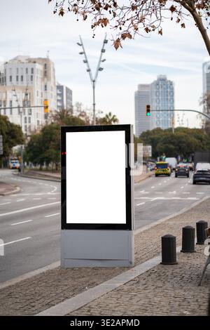 Leere vertikale Außenwerbung in einer städtischen Umgebung Stockfoto