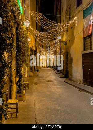 Weihnachtszeit in Florenz, Weihnachtsbeleuchtung über der Via die Georgofili, einer schmalen Straße in Florenz, Italien Stockfoto