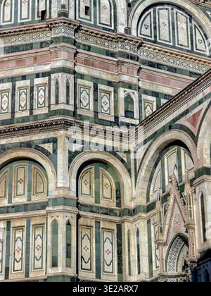Detail der Marmortafeln in verschiedenen Grün- und Rosa-Tönen, abwechselnd mit weißem Marmor an der Außenseite der Kathedrale von Florenz, Florenz, Italien Stockfoto