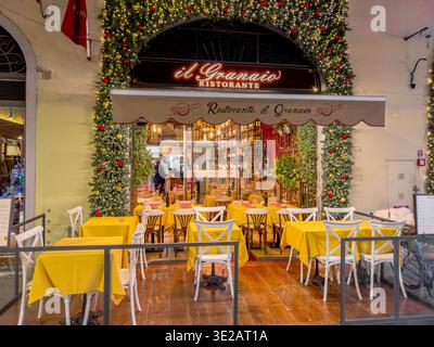 Tische und Stühle auf der Außenterrasse im Ristorante IL Granio an der Via die Tavolini, Florenz, Italien Stockfoto