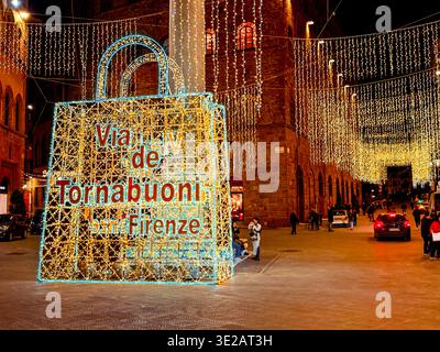 Weihnachten in Florenz, eine große dekorierte Einkaufstasche / Handtasche auf der Via Tornabuoni unter den Weihnachtslichtern und Dekorationen in Florenz, Italien Stockfoto