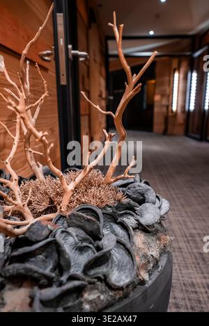 Skulpturale Pflanzgefäße im Boutique-Hotelkorridor, Zermatt, Schweiz Stockfoto