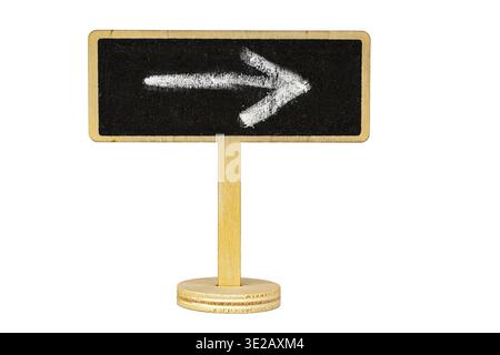 Ein kleines Tafelschild aus Holz mit einem handgeschriebenen weißen Kreidepfeil, der nach rechts zeigt, isoliert auf weißem Hintergrund, bietet Kopierraum für CUS Stockfoto