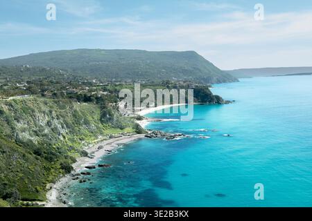 Capo vaticano Küste mit Sandstrand, felsigen Buchten, grünen Klippen und klarem türkisfarbenem Meer, Kalabrien, Italien Stockfoto