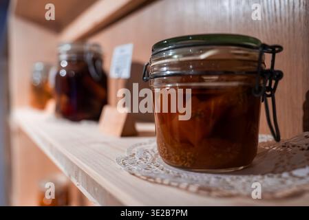 Glasgefäße mit Konserven in der rustikalen Almküche in Oberlech, Österreich Stockfoto