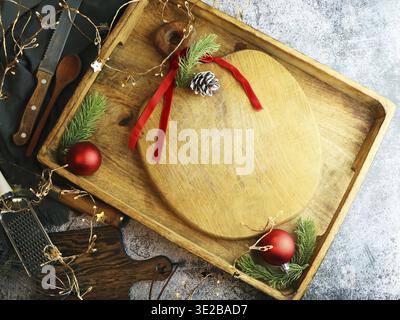 Weihnachtliche Kochutensilien auf dem Tisch. Draufsicht mit Schneidebrett, Kopierraum für Ihren Text Stockfoto