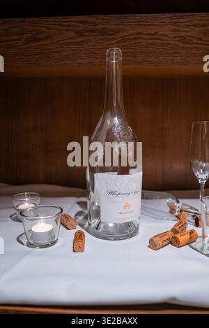 Whispering Angel Flasche mit Korken und Kerzen in Oberlech, Österreich Stockfoto
