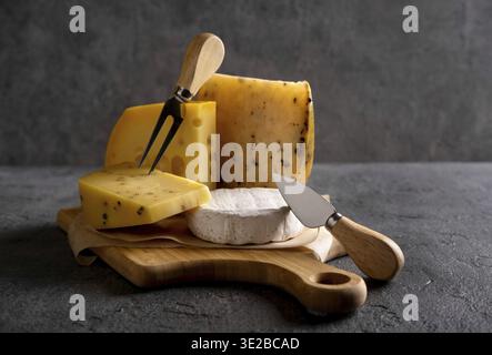 Verschiedene Käsesorten auf Holzbrett. Freier Platz für Ihren Text Stockfoto