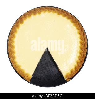Ansicht über dem geschnittenen Käsekuchen (Sauerrahmkuchen) auf schwarzer Platte isoliert auf weißem Hintergrund Stockfoto