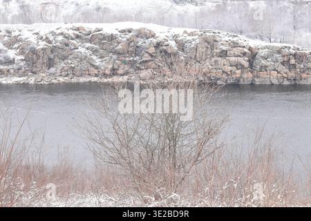Zaporischzhia, Ukraine. Wunderschöner Winter auf der Insel Chortytsia. Dnipro River, Klippen, schneebedecktes Flussufer, malerische Aussicht. Stockfoto
