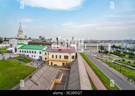 Kasan, Russland - 13. Juni 2025: Spasskaya-Turm an sonnigen Sommertagen. Kasan Kreml. Republik Tatarstan. Kasan. Russland. Der alte weiße Spasskaya Tower ist witzig Stockfoto