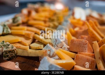 Alpkäseplatte in Oberlech, Österreich mit verschiedenen Sorten Stockfoto