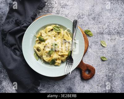 Gefüllte Tortellini mit Kräutern, Ricotta, Spinat, frischem Basilikum. Draufsicht Stockfoto