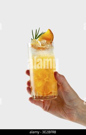 Tequila-Cocktail zum Sonnenaufgang im Glas mit Eis, erfrischendes Sommergetränk. Kalter und erfrischender Orangenpunsch mit Orangenscheibe. Sonnige Tagesschatten. A Stockfoto